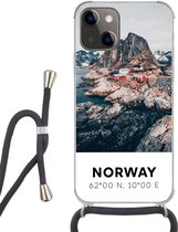 Hoesje met koord Geschikt voor iPhone 13 - Noorwegen - Water - Bergen - Siliconen - Crossbody - Backcover met Koord - Telefoonhoesje met koord - Hoesje met touw