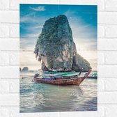 WallClassics - Muursticker - Schip voor Grote Rots in het Water - 40x60 cm Foto op Muursticker