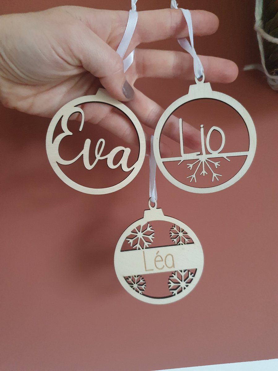 Kerstbal met naam - Sneeuwster - Gepersonaliseerd - Persoonlijke kersthanger van hout - Hanger met naam