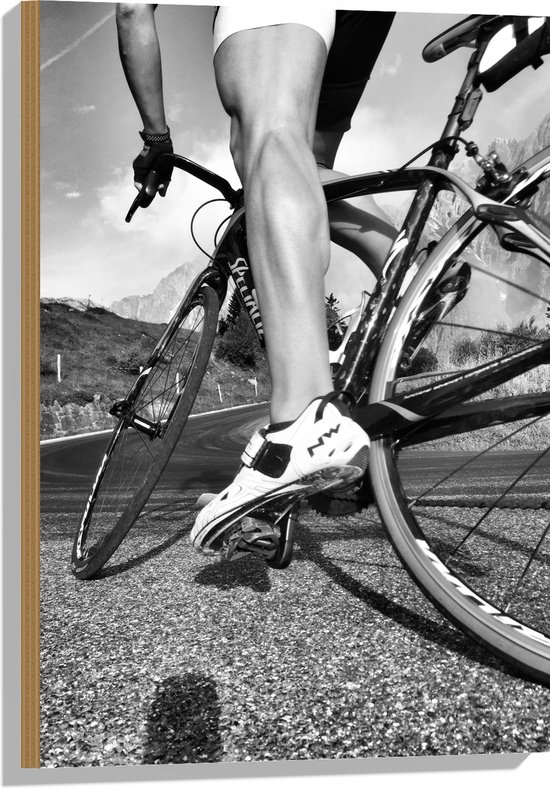 WallClassics - Hout - Gespierde benen van Wielrenner (zwart/wit) - 50x75 cm - 12 mm dik - Foto op Hout (Met Ophangsysteem)
