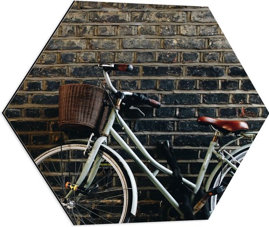 WallClassics - Dibond Hexagon - fiets tegen Muur - 60x52.2 cm Foto op Hexagon (Met Ophangsysteem)