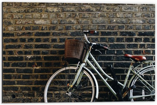 WallClassics - Dibond - fiets tegen Muur - 60x40 cm Foto op Aluminium (Met Ophangsysteem)