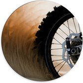 WallClassics - Dibond Muurcirkel - Wiel van Motorcrosser in het Zand - 70x70 cm Foto op Aluminium Muurcirkel (met ophangsysteem)