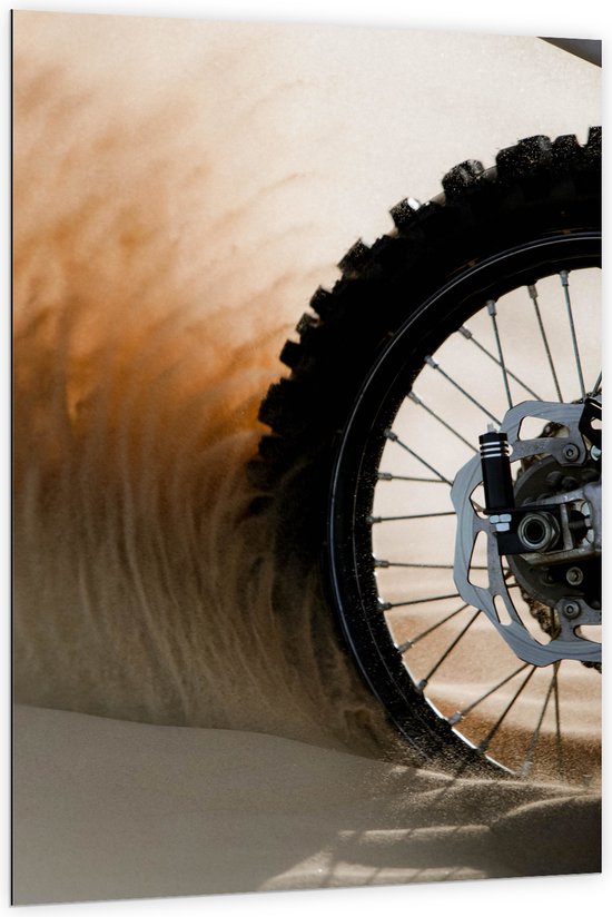 WallClassics - Dibond - Wiel van Motorcrosser in het Zand - 100x150 cm Foto op Aluminium (Met Ophangsysteem)