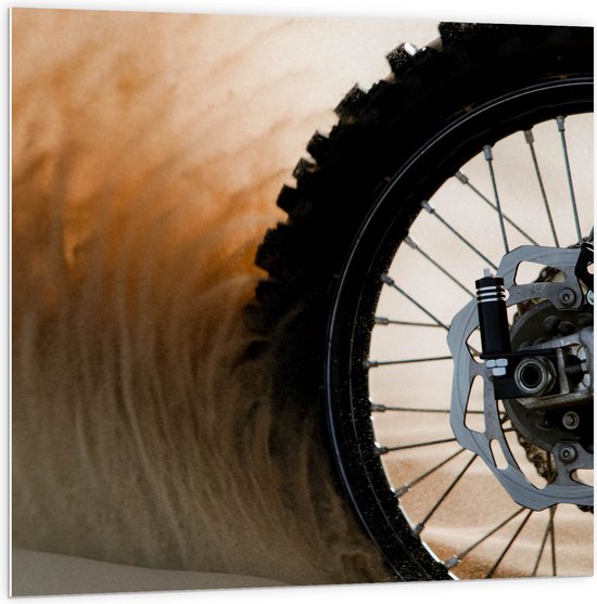 WallClassics - PVC Schuimplaat- Wiel van Motorcrosser in het Zand - 100x100 cm Foto op PVC Schuimplaat