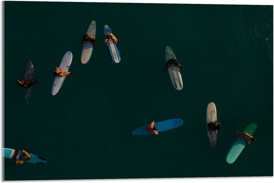 WallClassics - Acrylglas - Bovenaanzicht van Groep Surfers op Oceaan - 75x50 cm Foto op Acrylglas (Wanddecoratie op Acrylaat)