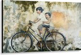 WallClassics - Canvas  - Muurschildering van Twee Broertjes met Geparkeerde Fiets - 150x100 cm Foto op Canvas Schilderij (Wanddecoratie op Canvas)