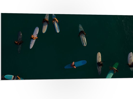 WallClassics - PVC Schuimplaat- Bovenaanzicht van Groep Surfers op Oceaan - 100x50 cm Foto op PVC Schuimplaat