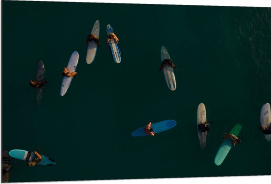 WallClassics - Dibond - Bovenaanzicht van Groep Surfers op Oceaan - 120x80 cm Foto op Aluminium (Wanddecoratie van metaal)