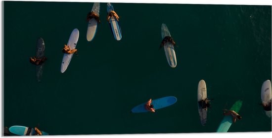 WallClassics - Acrylglas - Bovenaanzicht van Groep Surfers op Oceaan - 100x50 cm Foto op Acrylglas (Wanddecoratie op Acrylaat)