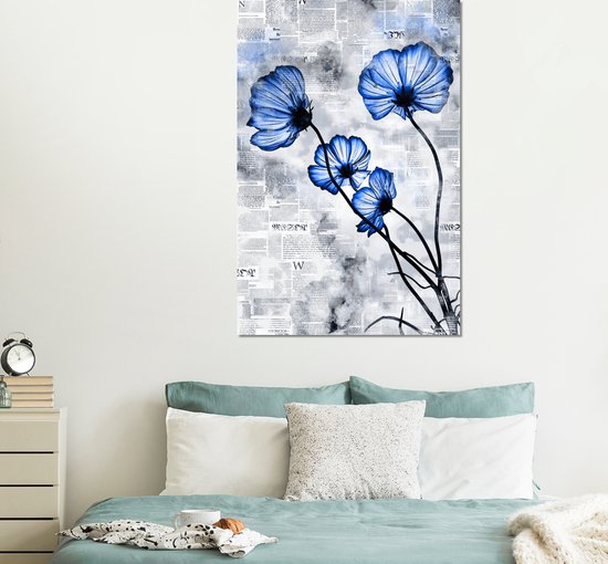 Wanddecoratie Metaal - Aluminium Schilderij Industrieel - Bloemen - Krant - Blauw - 100x150 cm - Dibond - Foto op aluminium - Industriële muurdecoratie - Voor de woonkamer/slaapkamer