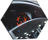 WallClassics - Dibond Hexagon - Man met Lichtgevend Masker in Auto - 30x26.1 cm Foto op Hexagon (Met Ophangsysteem)