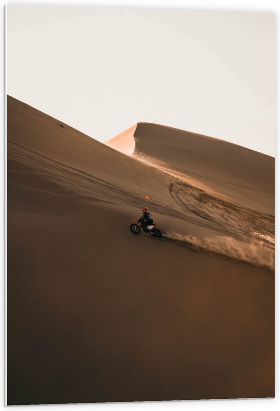WallClassics - Plaque de Mousse PVC - Motocross Rider avec Drapeau Oranje sur Berg dans le Désert - 60x90 cm Photo sur Plaque de Mousse PVC