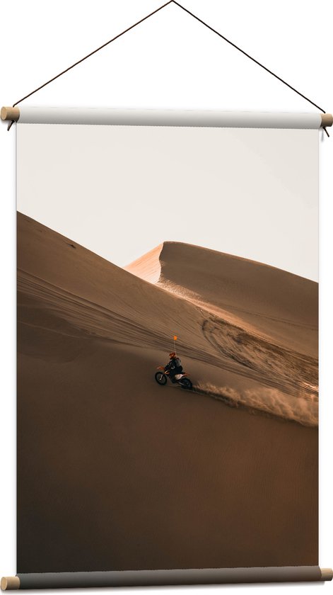 WallClassics - Textielposter - Motorcrosser met Oranje Vlag op Berg in Woestijn - 60x90 cm Foto op Textiel