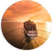 WallClassics - Dibond Muurcirkel - Cruiseschip op Water bij Zachte Zonsondergang - 80x80 cm Foto op Aluminium Muurcirkel (met ophangsysteem)