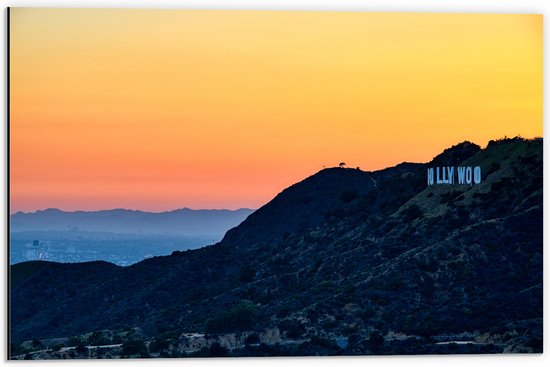 WallClassics - Dibond - Hollywood Sign met Zonsondergang - 60x40 cm Foto op Aluminium (Met Ophangsysteem)