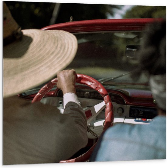 WallClassics - Dibond - Oud Koppel in Cabrio - 100x100 cm Foto op Aluminium (Met Ophangsysteem)
