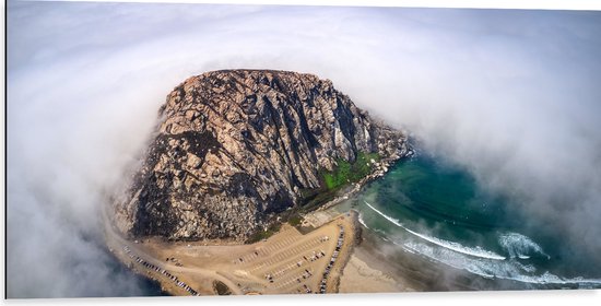 WallClassics - Dibond - Wolken Rond Grote Rotsachtige Berg - 100x50 cm Foto op Aluminium (Met Ophangsysteem)