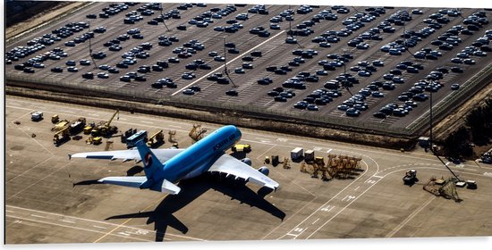 WallClassics - Dibond - Blauw Vliegtuig op Vliegbasis - 100x50 cm Foto op Aluminium (Wanddecoratie van metaal)