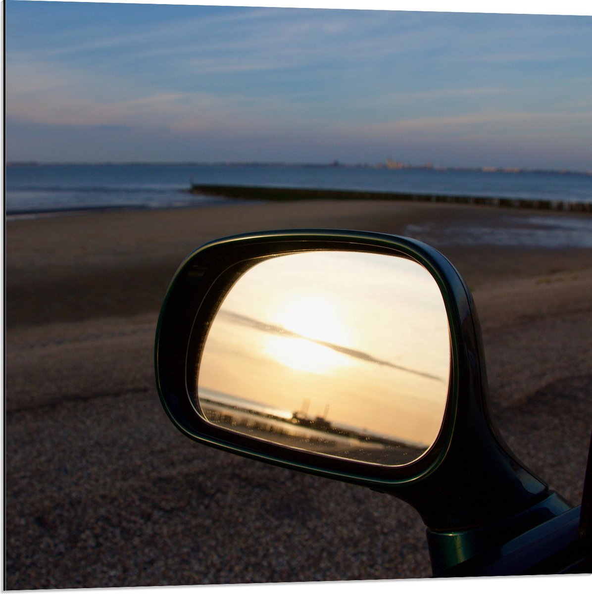 Dibond - Autospiegel op het Strand in de Avond - 80x80 cm Foto op Aluminium (Wanddecoratie