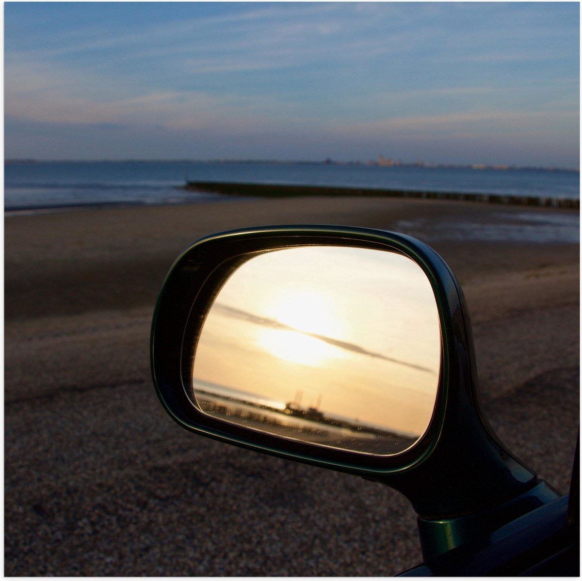 Poster (Mat) - Autospiegel op het Strand in de Avond - 80x80 cm Foto op Posterpapier met e