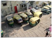 WallClassics - PVC Schuimplaat - Groepje Geparkeerde Tuc Tucs in India - 40x30 cm Foto op PVC Schuimplaat (Met Ophangsysteem)