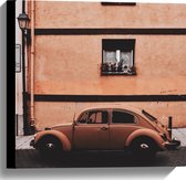 WallClassics - Canvas  - Oude Kever Auto bij Gebouw - 40x40 cm Foto op Canvas Schilderij (Wanddecoratie op Canvas)