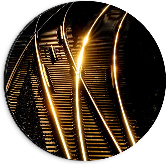 WallClassics - Dibond Muurcirkel - Brede Treinrails in het Donker - 20x20 cm Foto op Aluminium Muurcirkel (met ophangsysteem)