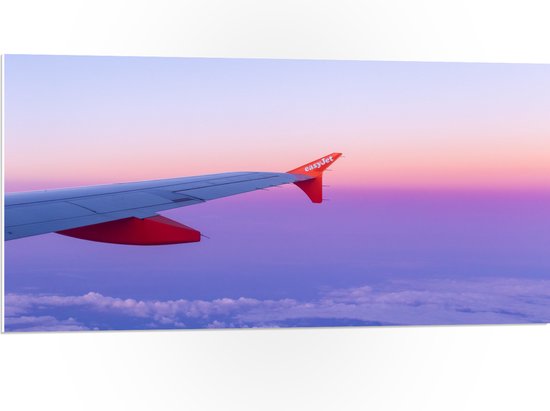 WallClassics - PVC Schuimplaat - Rood/Witte Vliegtuigvleugel in Paarse Lucht - 100x50 cm Foto op PVC Schuimplaat (Met Ophangsysteem)