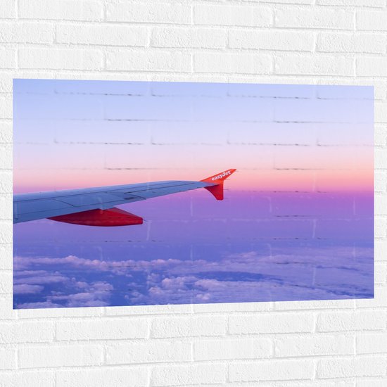 WallClassics - Muursticker - Rood/Witte Vliegtuigvleugel in Paarse Lucht - 105x70 cm Foto op Muursticker