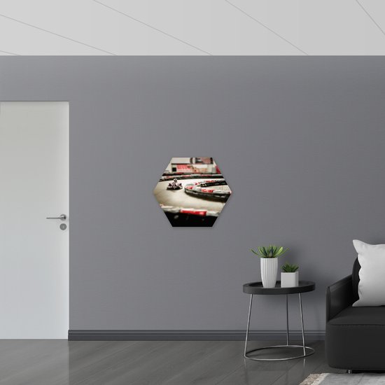 WallClassics - Plaque de Mousse PVC Hexagone - Karter sur Piste de Kart Indoor - 70x60,9 cm Photo sur Hexagone (Avec Système d'accrochage)