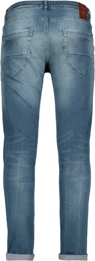 Mannen, slim fit jeans, lichtblauw met omgeslagen broekspijpen.
