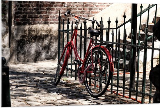 WallClassics - Acrylglas - Rode Fiets geparkeerd bij Gebouw - 105x70 cm Foto op Acrylglas (Met Ophangsysteem)