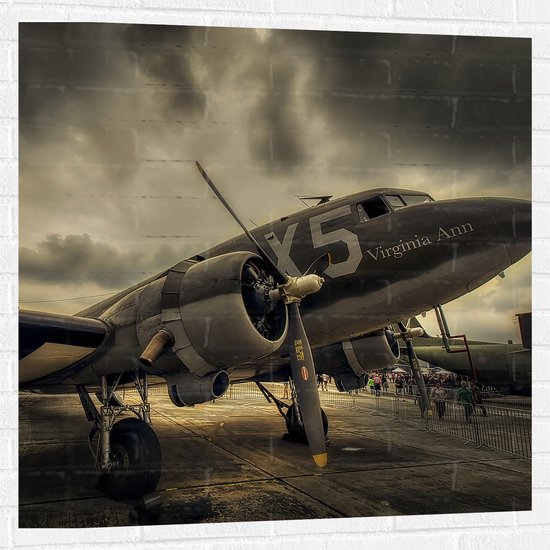 WallClassics - Muursticker - Vliegtuig met Grauwe Wolken - 100x100 cm Foto op Muursticker