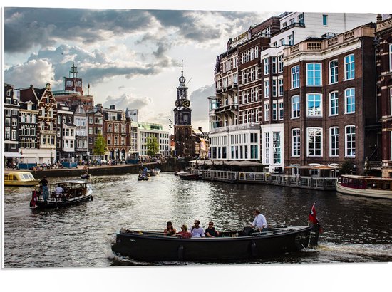 WallClassics - PVC Schuimplaat - Bootjes door de Grachten van Amsterdam - 75x50 cm Foto op PVC Schuimplaat (Met Ophangsysteem)