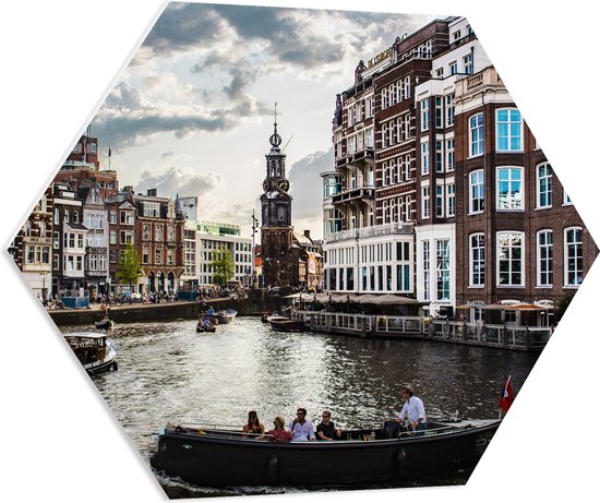 WallClassics - PVC Schuimplaat Hexagon  - Bootjes door de Grachten van Amsterdam - 70x60.9 cm Foto op Hexagon (Met Ophangsysteem)
