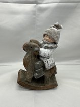 Kerstbeeldje jongen op hobbelpaard - Wit+grijs + taupe stoffen mutsje - polyresin - 16x11x5cm - Kerstdecoratie