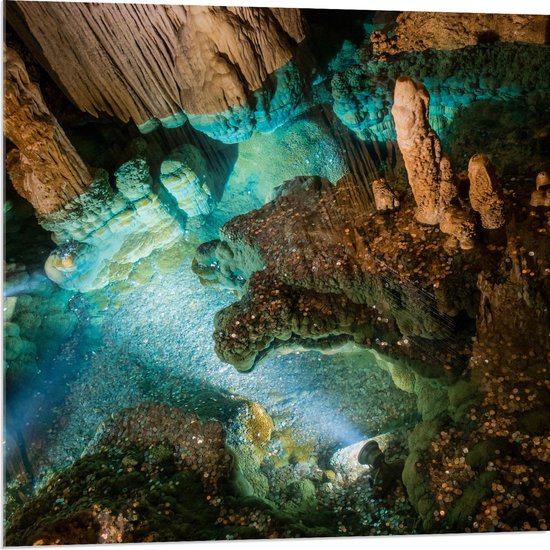 WallClassics - Verre Acrylique - Water Illuminée dans une Grotte - Photo 80x80 cm sur Verre Acrylique (Avec Système d'accrochage)