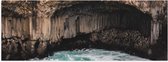 WallClassics - Poster Glanzend – Zeewater Onder de Rotsen - 60x20 cm Foto op Posterpapier met Glanzende Afwerking