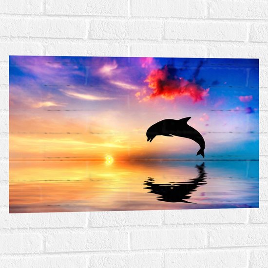WallClassics - Muursticker - Silhouet van Dolfijn bij Ondergaande Zon in het Water - 75x50 cm Foto op Muursticker