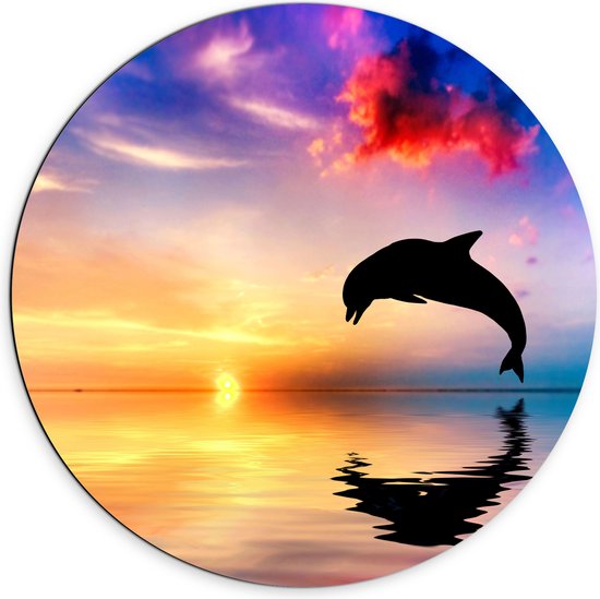 WallClassics - Dibond Muurcirkel - Silhouet van Dolfijn bij Ondergaande Zon in het Water - 70x70 cm Foto op Aluminium Muurcirkel (met ophangsysteem)