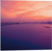 WallClassics - Vlag - Hele Lange Brug over het Water naar de Stad - 50x50 cm Foto op Polyester Vlag