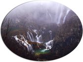 WallClassics - Dibond Ovaal - Meerdere Watervallen in de Natuur - 80x60 cm Foto op Ovaal (Met Ophangsysteem)