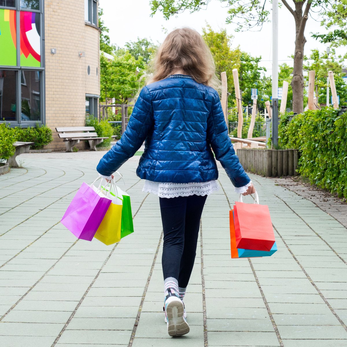 Partizzle 24x Uitdeelzakjes van Papier - Snoepzakjes voor Kinderen - Uitdeeltasjes Kinderfeestje Verjaardag - Klein Speelgoed Cadeauzakjes - Carnaval Snoep Uitdeelcadeautjes Fidget Toys Traktatie Zakjes - 21x15 cm — afbeelding 2