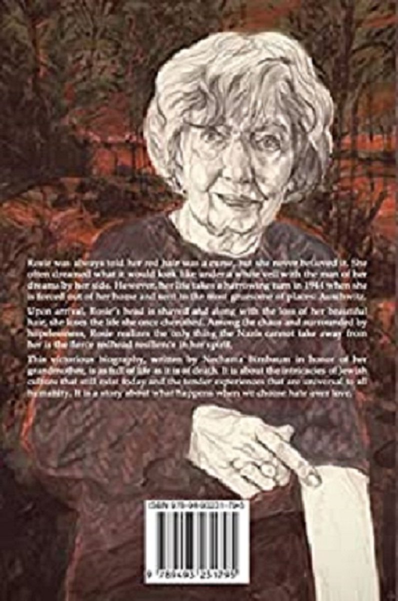 Portret van een oudere vrouw met grijs haar, wijzend met haar rechterwijsvinger. Tekst op de achterkant van het boek 'The Redhead of Auschwitz'.