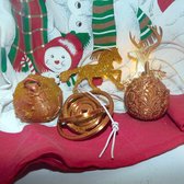 Hetty'S - Unieke set bronskleurige Kerstboomhangers - Paard - Hertje -Gyroscoop - Bal met bloemen - Bal met kerstbomem