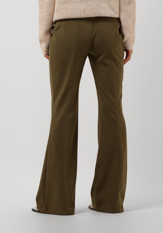 Achterkant van een model dat een beige trui en een donkergroene pantalon met wijde pijpen draagt.