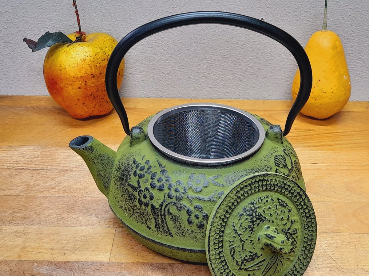 AANBIEDING,, Zeer mooie gietijzeren theepot 1.3 L in de kleur Orange