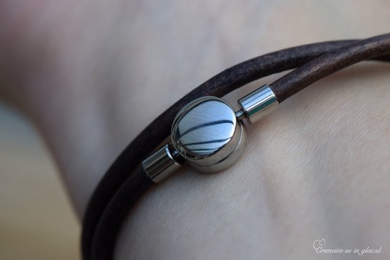 Urn-Herinnerings lederen vintage Brown armband met crematie-as glasbedel Sparkle Brown en rvs stoppers- crematie-as wordt vast in glas verwerkt- Armband wordt voor u op maat gemaakt-herinneringssieraad-assieraad-sieraad-armband-rvs kliksluting
