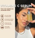 Jonge vrouw houdt een SKINONE vitamine C serum flesje vast. Tekst beschrijft de voordelen voor een egalere teint.